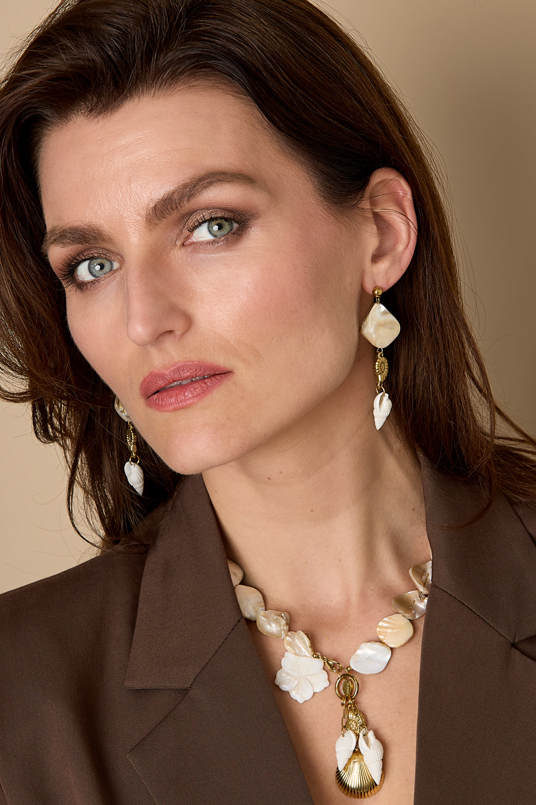 Oorbellen van roestvrij staal met schelpmotief, geschikt voor vakantie, strand of romantische momenten. Damessieraden.