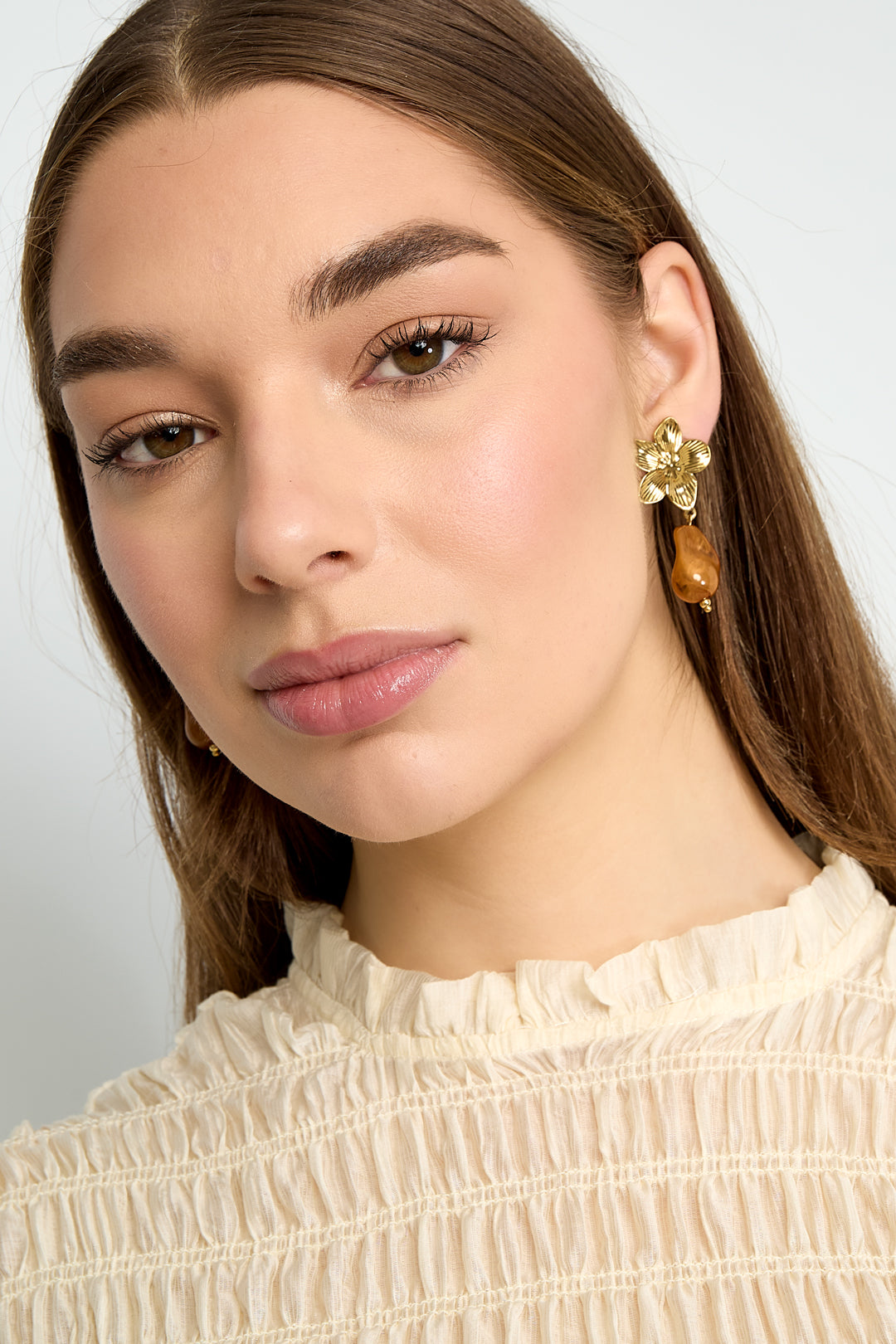 Bloem oorbellen met organische kraal