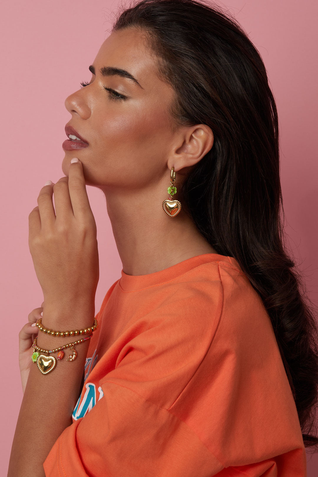 Oorringen met kleurrijke kralen en gedetailleerd hart charm