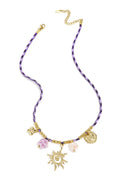 Kleurrijk koord ketting met variërende hangers paars