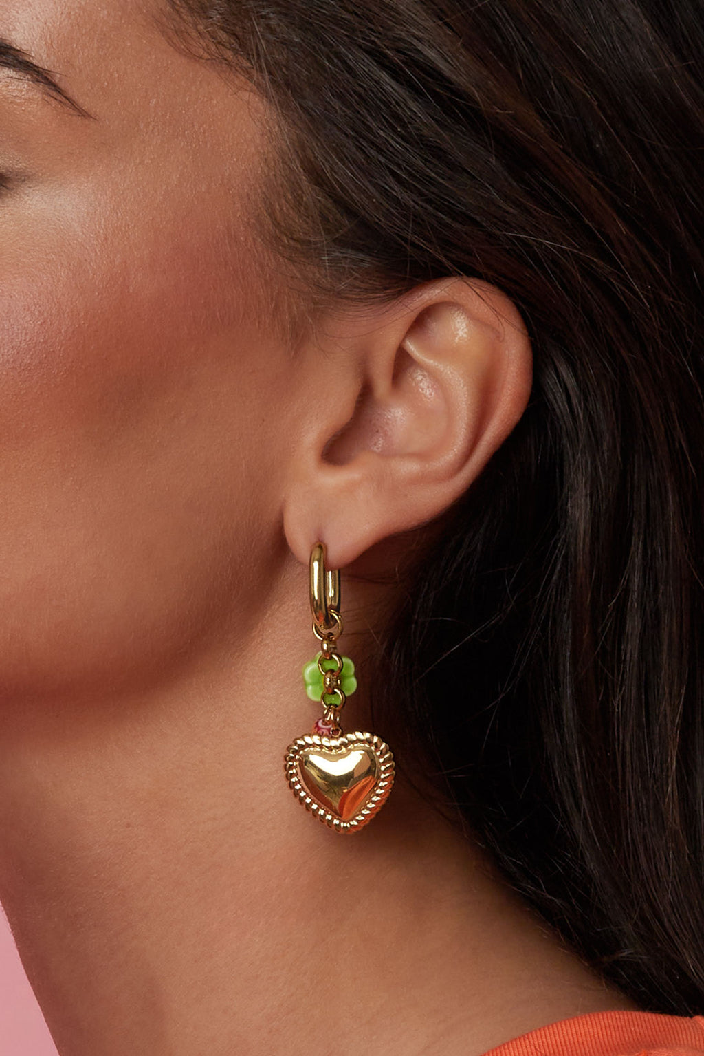 Oorringen met kleurrijke kralen en gedetailleerd hart charm